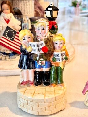 Vintage 1979 Berman & Anderson Christmas Carolers Music Box - Works! (Read Desc)